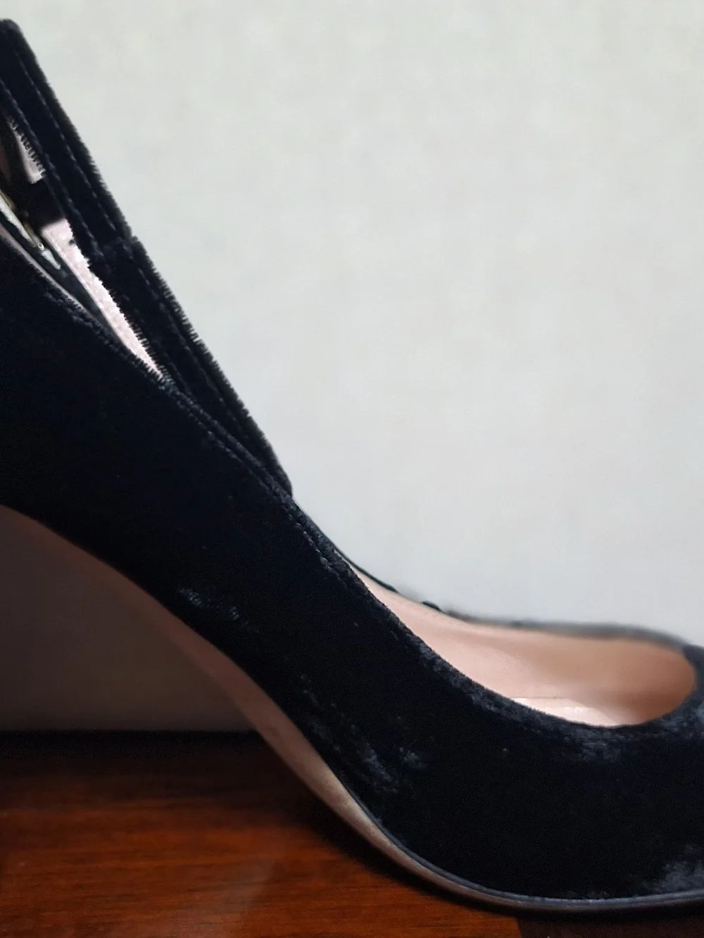 kate spade Black Velvet Grove Block Heels with Red Floral Embroidery Sz 8 Italy